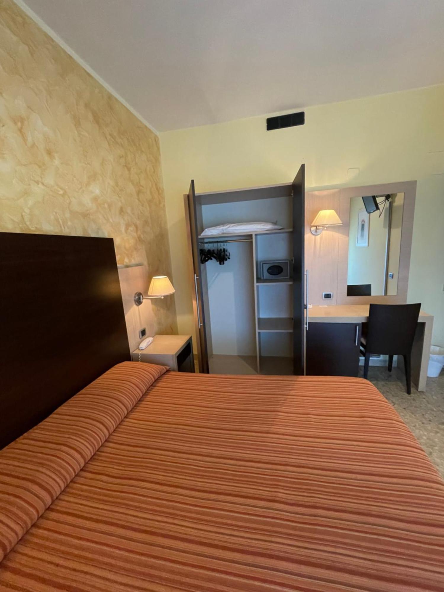 Hotel Promenade Porto SantʼElpidio Екстериор снимка