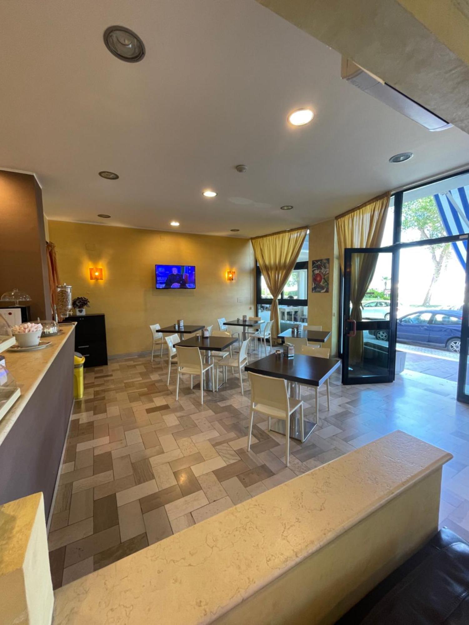 Hotel Promenade Porto SantʼElpidio Екстериор снимка