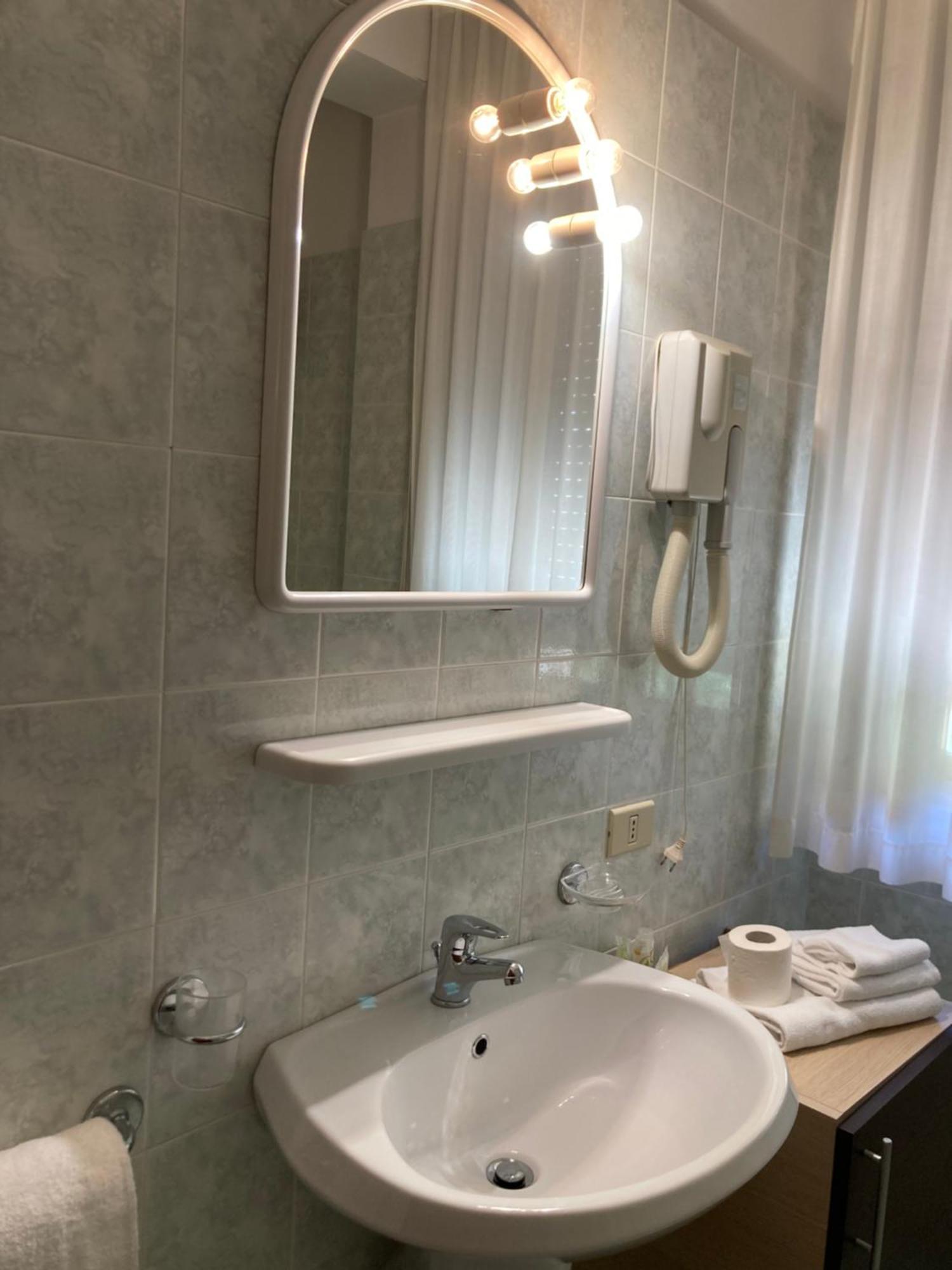 Hotel Promenade Porto SantʼElpidio Екстериор снимка